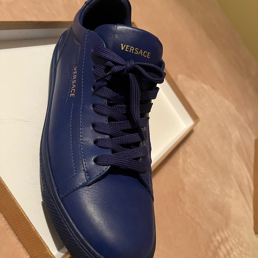 Versace - Picture 3 of 3